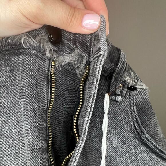 Good American Good Curve Skinny Crop Fringe Detail Size 2 / 26 - Picture 6 of 11